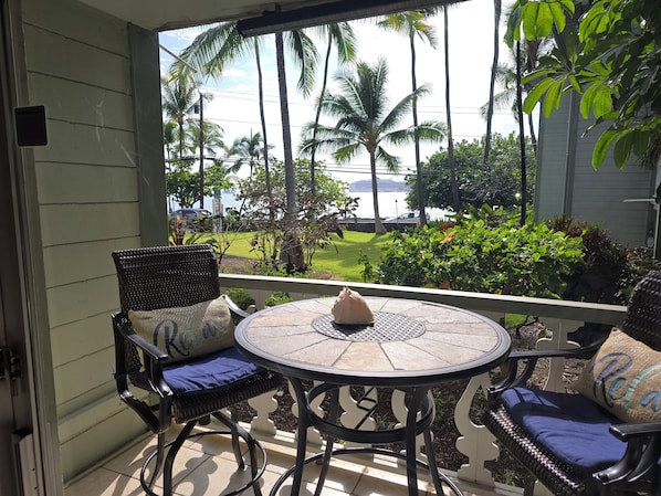 Outdoor dining - Ocean-view Condo – Private Lanai - In Kona Town (Kailua-Kona)