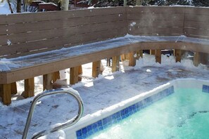 مغطس سبا خارجي