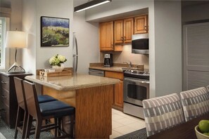 ثلاجة، ميكروويف، فرن، موقد طهي مسطح