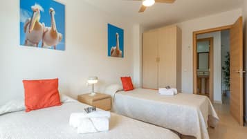 Tabla de planchar con plancha, wifi y ropa de cama