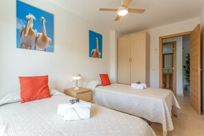 Tabla de planchar con plancha, wifi y ropa de cama 