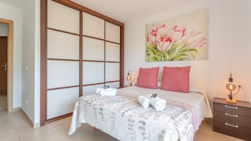 Iron/ironing board, WiFi, bed sheets