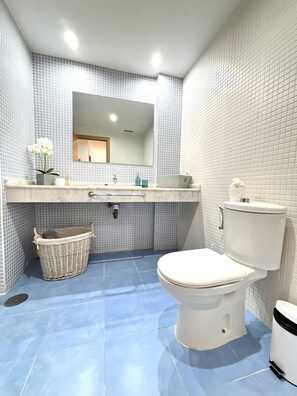 Een douche, een haardroger, handdoeken