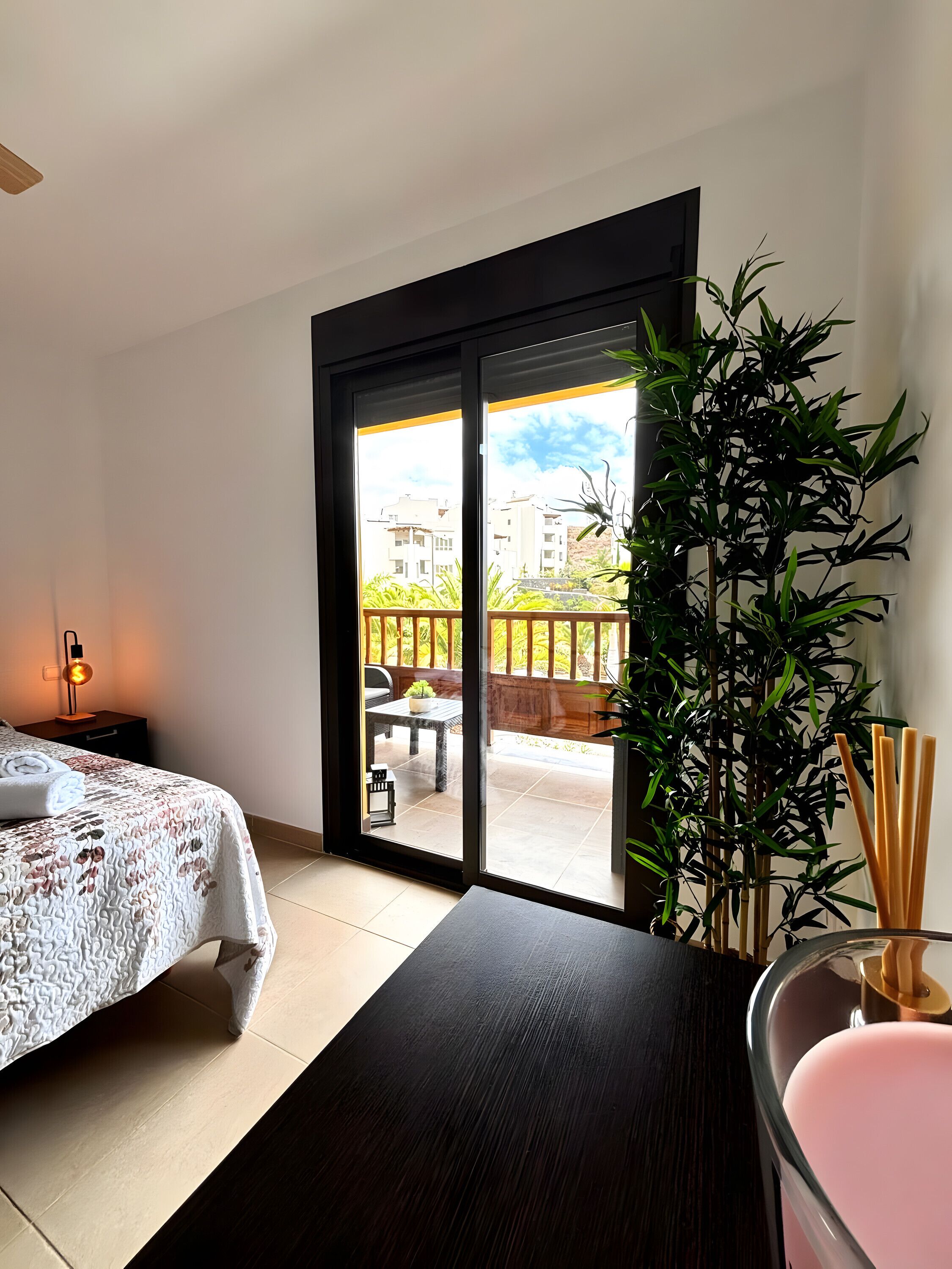 Silitysrauta/-lauta, Wi-Fi, vuodevaatteet