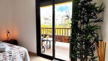 Een strijkplank/strijkijzer, wifi, beddengoed