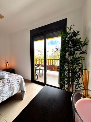 Een strijkplank/strijkijzer, wifi, beddengoed