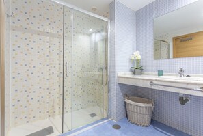 Een douche, een haardroger, handdoeken