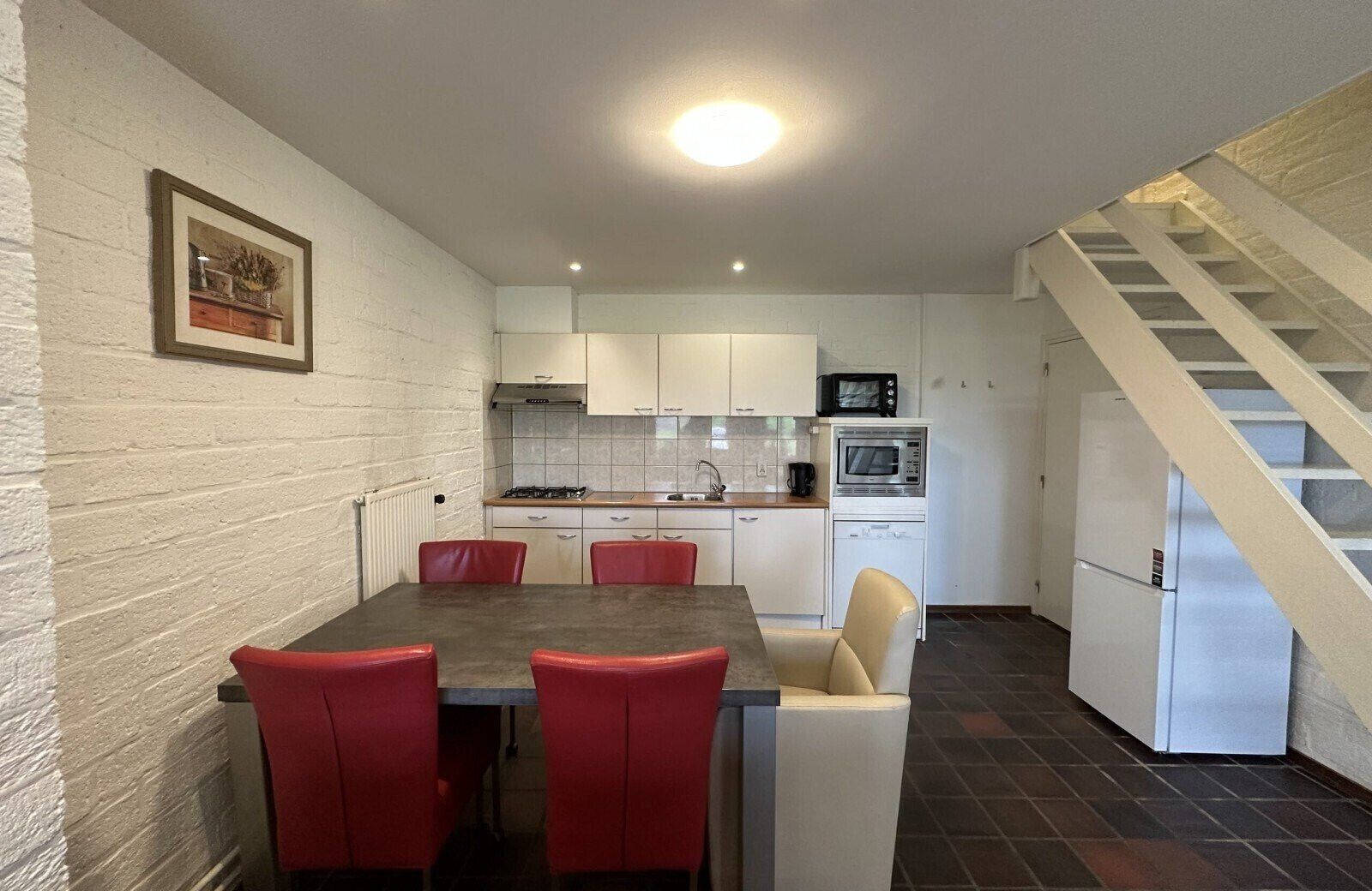 Een koelkast, een magnetron, een oven, een vaatwasser