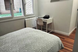 Iron/ironing board, WiFi, bed sheets - Cozy Private Room with Garage, Steps from the Guggenheim (Bilbao)