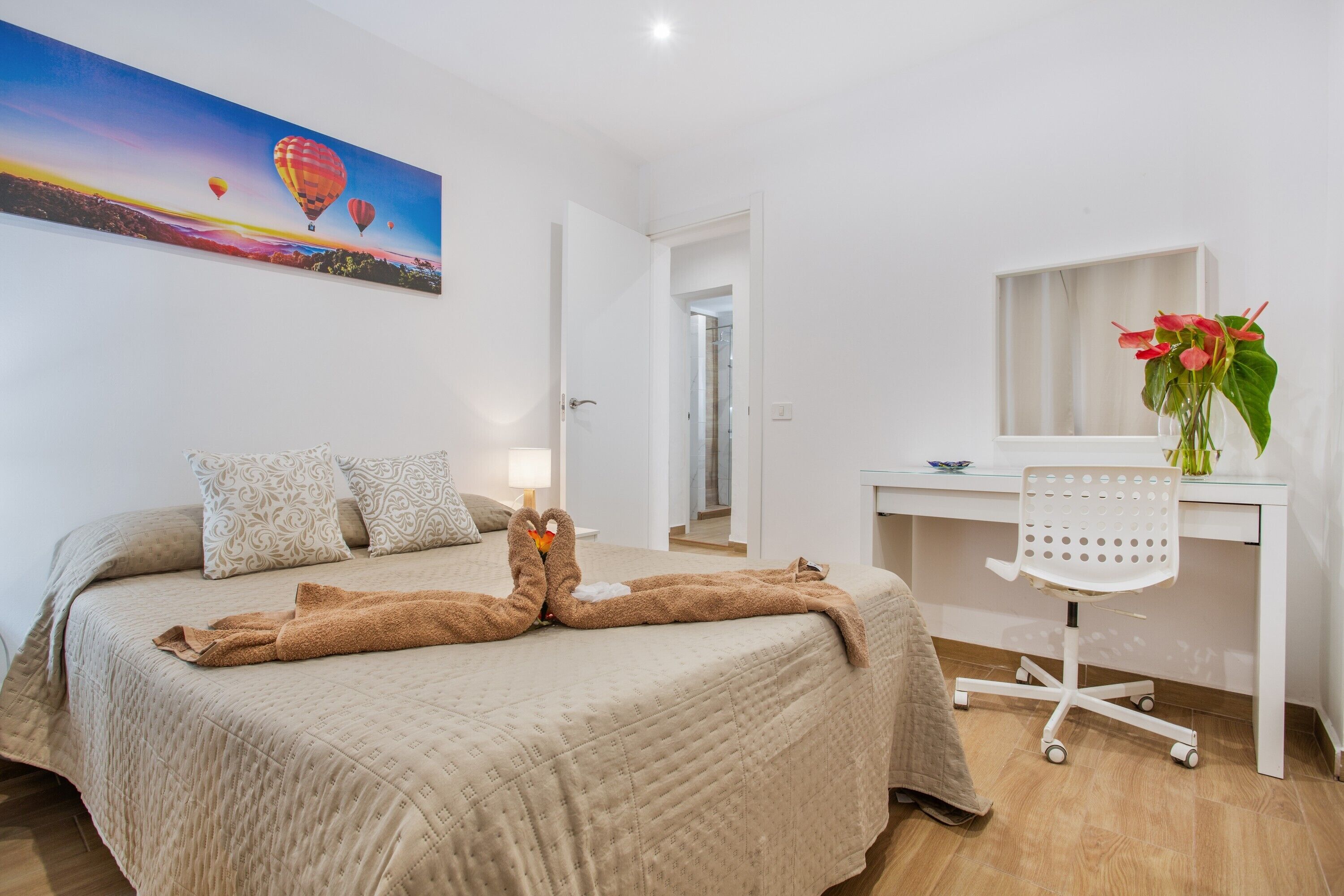 Een strijkplank/strijkijzer, wifi, beddengoed