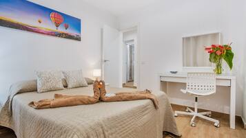 Een strijkplank/strijkijzer, wifi, beddengoed