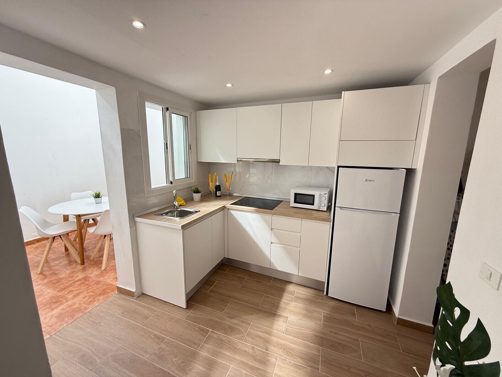 Frigorífico, microondas, placa de cocina y cafetera o tetera