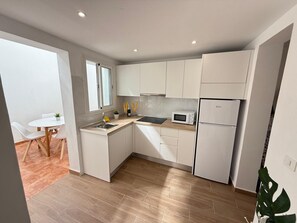 冷蔵庫、電子レンジ、コンロ、コーヒー / ティーメーカー