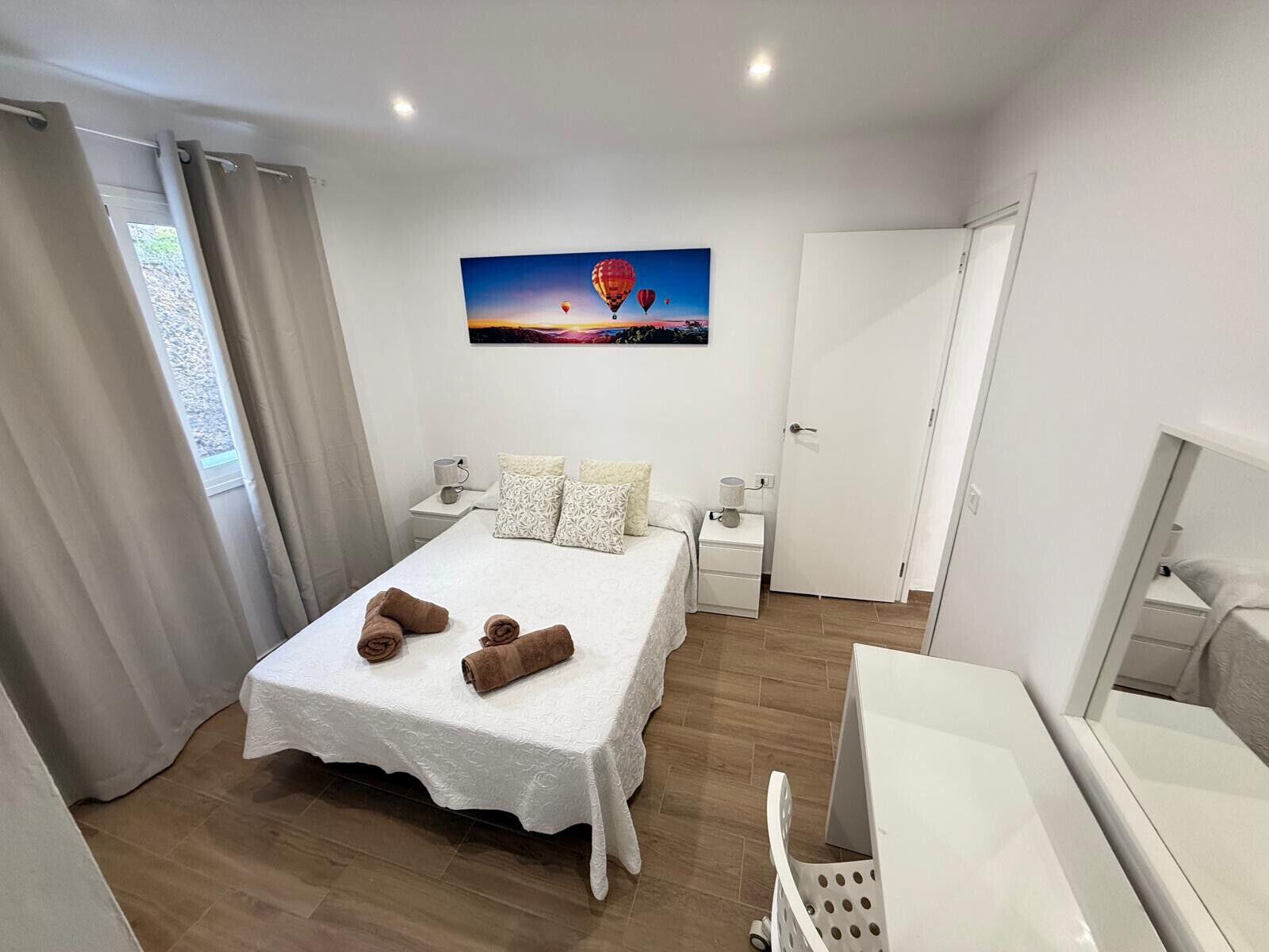 Een strijkplank/strijkijzer, wifi, beddengoed