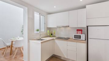 Refrigerador, microondas, parrilla de estufa y cafetera y tetera