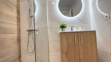 Douche, sĂšche-cheveux, serviettes fournies