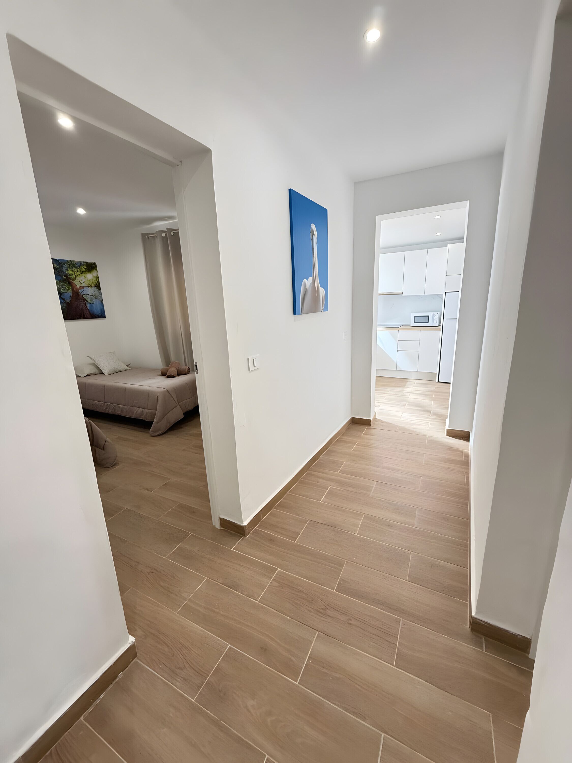 Tabla de planchar con plancha, wifi, ropa de cama