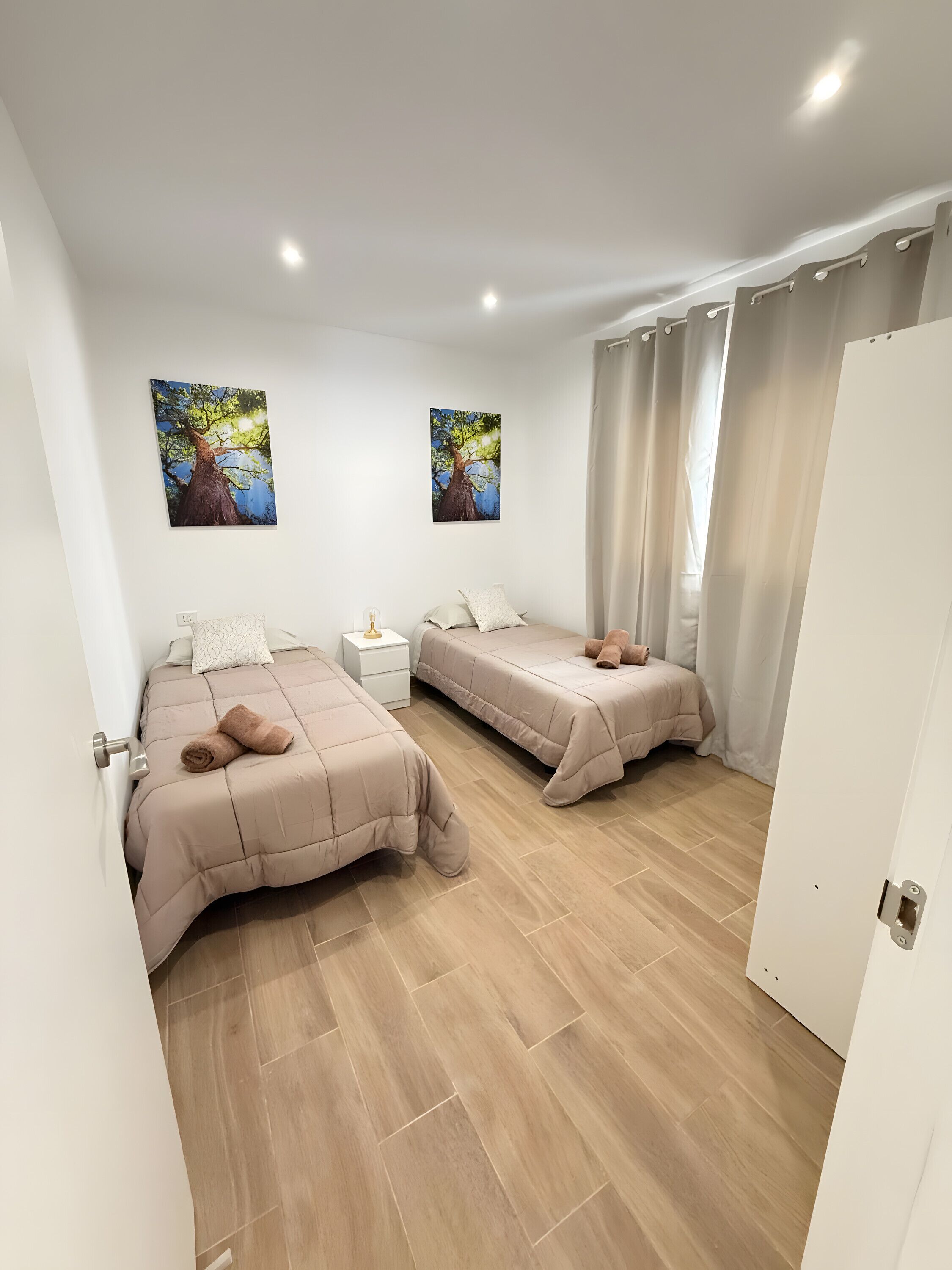 Een strijkplank/strijkijzer, wifi, beddengoed