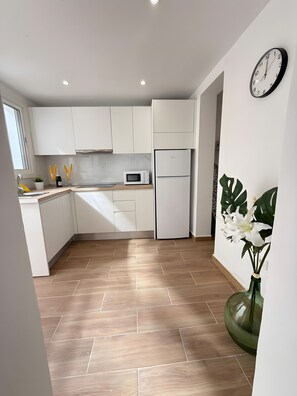 冷蔵庫、電子レンジ、コンロ、コーヒー / ティーメーカー