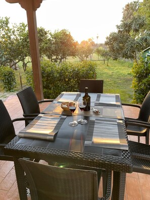 Outdoor dining - Villa Gioia (Puglia)