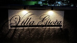 A sign with the name "Villa Gloria" illuminated at night. - Villa Gioia (Puglia)