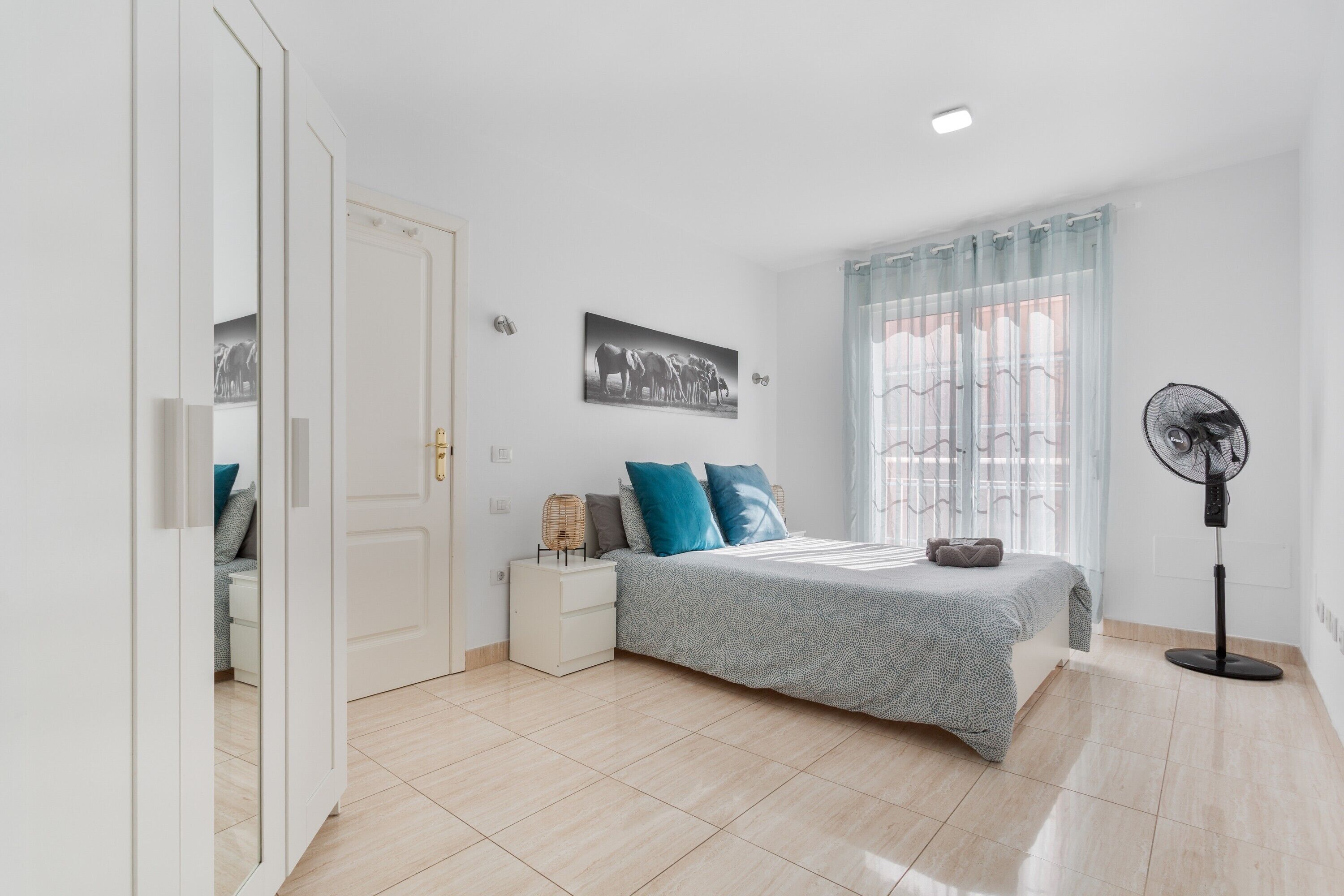 Silitysrauta/-lauta, Wi-Fi, vuodevaatteet