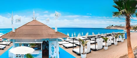 Una spiaggia nelle vicinanze