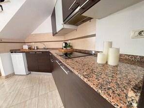 冷蔵庫、電子レンジ、オーブン、コンロ