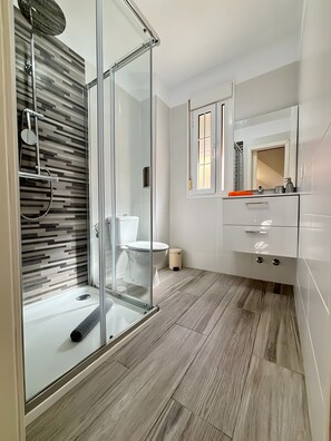 Dusche, Haartrockner, Handtücher