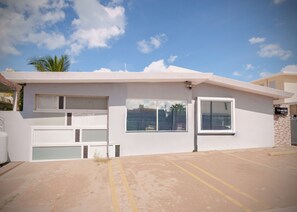Property grounds - VillaMar Suite 1 - beachwalk 5 min & by Airport :NEW (Carolina)