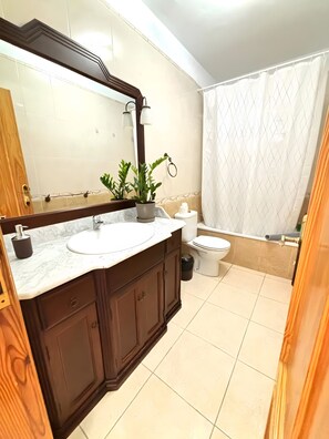 Een douche, handdoeken