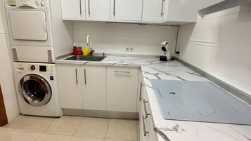 Køleskab, mikrobølgeovn, ovn, kogeplade