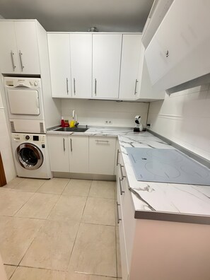 Køleskab, mikrobølgeovn, ovn, kogeplade