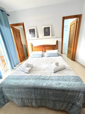 Een strijkplank/strijkijzer, wifi, beddengoed