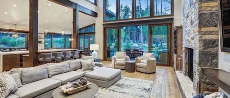 Una Smart TV, una chimenea