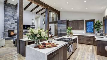 Kylskåp, mikrovågsugn, ugn och spishäll