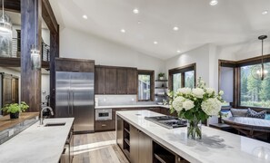 冰箱、微波炉、烤箱、炉灶