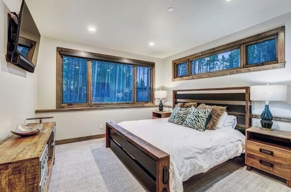 办公桌、熨斗/熨衣板、旅行婴儿床、免费 WiFi