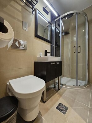 Ilmaiset hygieniatuotteet, hiustenkuivaaja, pyyhkeet, saippua