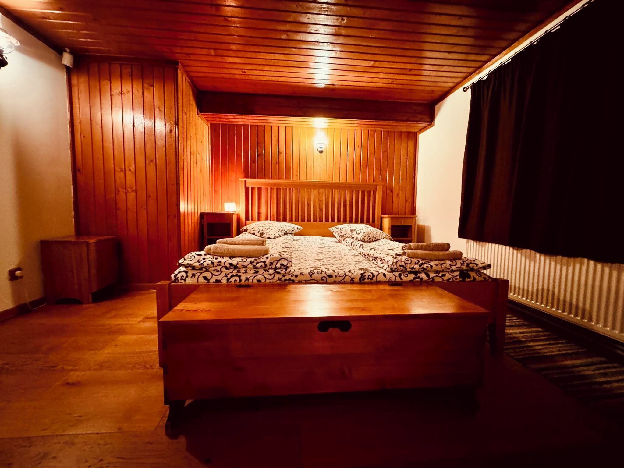 Tabla de planchar con plancha, wifi y ropa de cama 