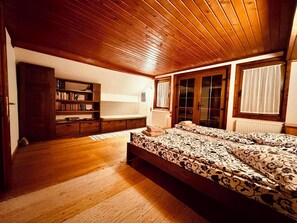 Tabla de planchar con plancha, wifi, ropa de cama