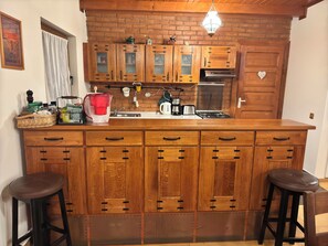 Microondas, horno y placa de cocina