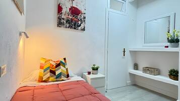 Een strijkplank/strijkijzer, wifi, beddengoed