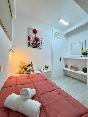 Een strijkplank/strijkijzer, wifi, beddengoed