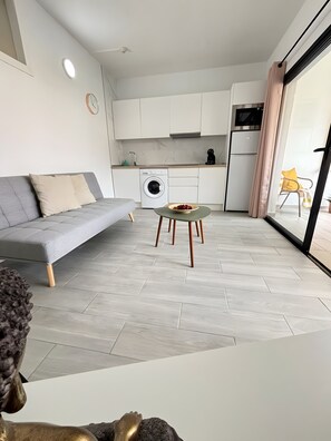 TV - Central Apartment with Pool in Los Cristianos (Los Cristianos)