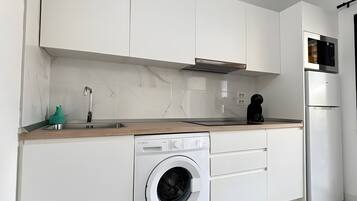 Een koelkast, een magnetron, een kookplaat