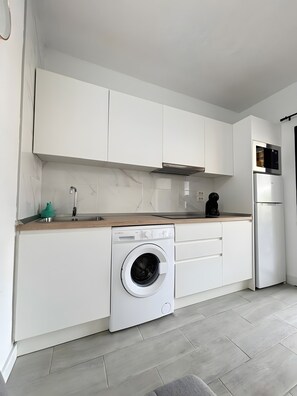 Fridge, microwave, stovetop, coffee/tea maker