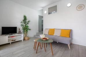 TV - Central Apartment with Pool in Los Cristianos (Los Cristianos)