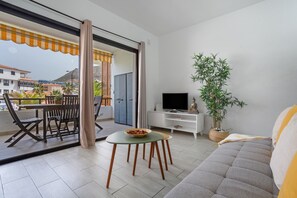 TV - Central Apartment with Pool in Los Cristianos (Los Cristianos)