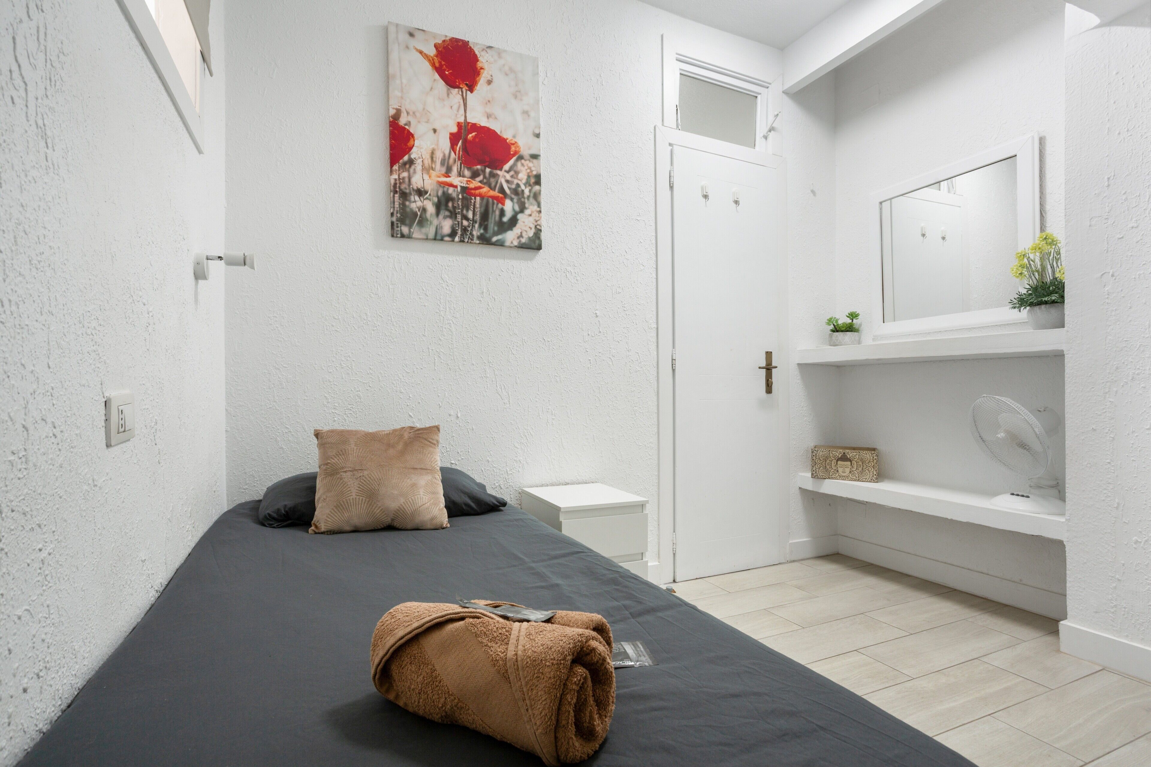 Tabla de planchar con plancha, wifi y ropa de cama 